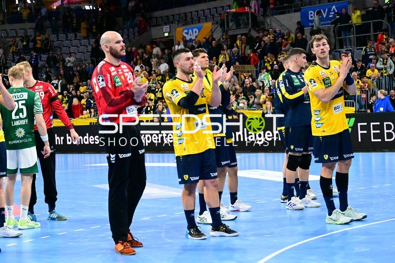 Halil Jaganjac (45; Rhein Neckar Löwen) und Teamkollegen klatschen