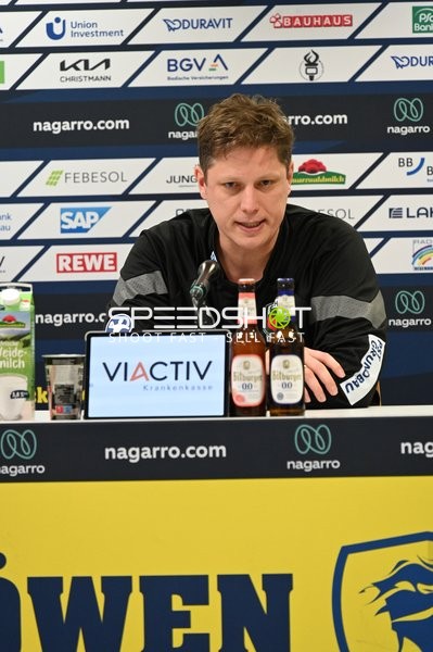 Person bei Pressekonferenz