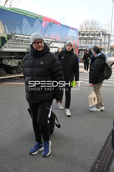 Person Matthes Langhoff (13; Füchse Berlin) vor Mannschaftsbus