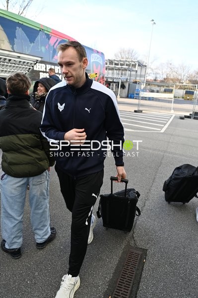 Person Mathias Gidsel (19; Füchse Berlin) mit Koffer