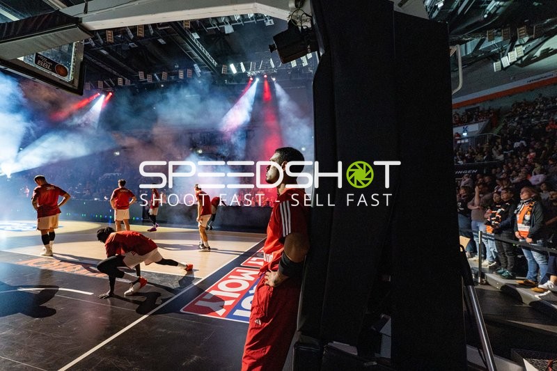 Spieler von Ratiopharm Ulm wärmen sich auf