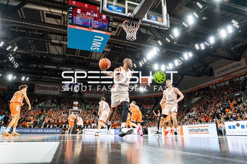 Justus Hollatz (21; FC Bayern Basketball) in Aktion