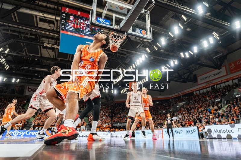 Justinian Jessup (10; FC Bayern Basketball) in Aktion