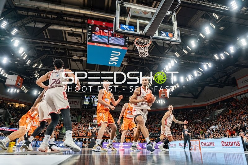 Spielszene mit Oscar da Silva (1; FC Bayern Basketball) und Diego Garavaglia (23; Ratiopharm Ulm)