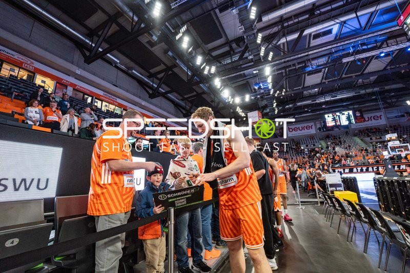 Christian Sengfelder (43; Ratiopharm Ulm) bei Autogrammstunde