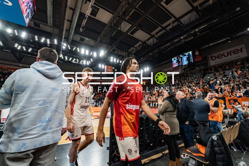 Spieler verlassen Spielfeld nach dem Spiel