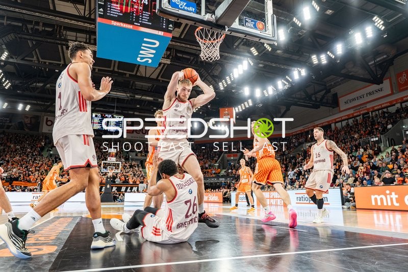 Niels Giffey (5; FC Bayern Basketball) mit Ball in Aktion