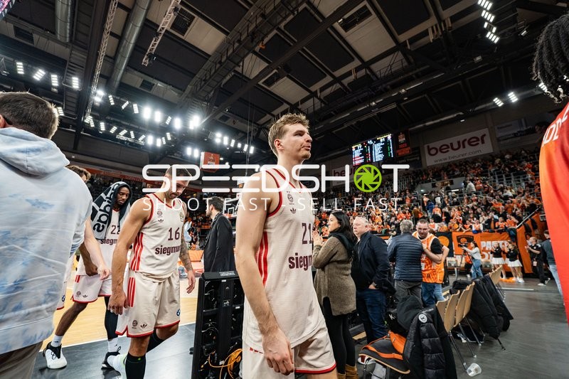 Szene mit Justus Hollatz (21; FC Bayern Basketball), Stefan Jovic (16; FC Bayern Basketball) und Isiaha Mike (22; FC Bayern Basketball)