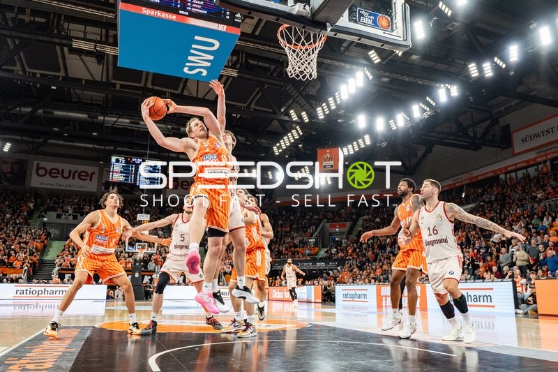 Spielszene mit Alec Anigbata (7; Ratiopharm Ulm) und Stefan Jovic (16; FC Bayern Basketball)