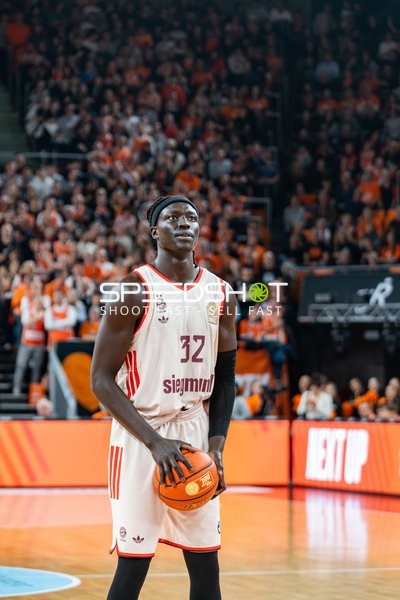 Wenyen Gabriel (32; FC Bayern Basketball) beim Freiwurf