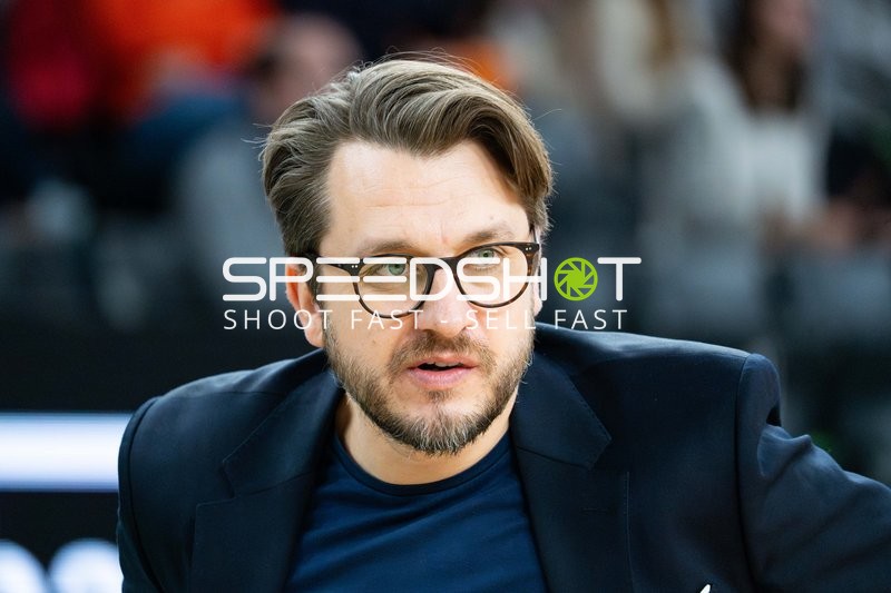 Mihajlo Mitic (997; FC Bayern Basketball) am Spielfeldrand