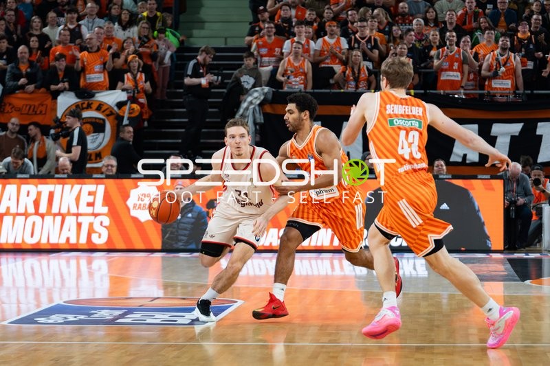 Spielszene mit Mark Smith (13; Ratiopharm Ulm) und Justus Hollatz (21; FC Bayern Basketball)