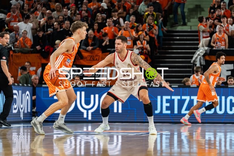 Spielszene mit Alec Anigbata (7; Ratiopharm Ulm) und Stefan Jovic (16; FC Bayern Basketball)