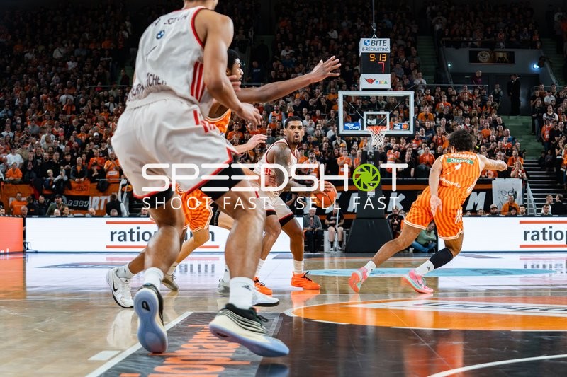 Xavier Rathan-Mayes (4; FC Bayern Basketball) in Aktion