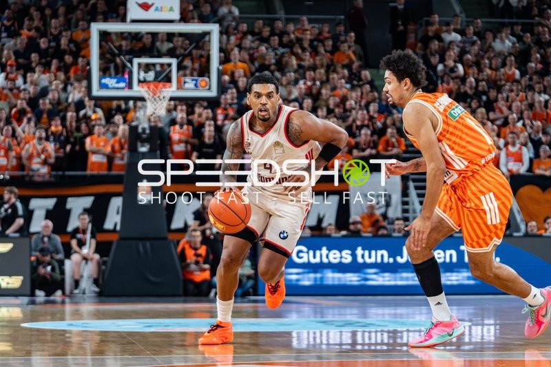 Len Schoormann (1; Ratiopharm Ulm) und Xavier Rathan-Mayes (4; FC Bayern Basketball) in Aktion