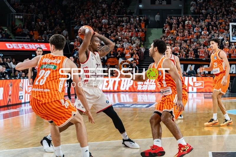 Spielszene mit Diego Garavaglia (23; Ratiopharm Ulm) und Alec Anigbata (7; Ratiopharm Ulm)