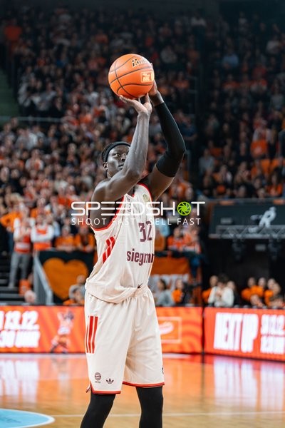 Wenyen Gabriel (32; FC Bayern Basketball) wirft