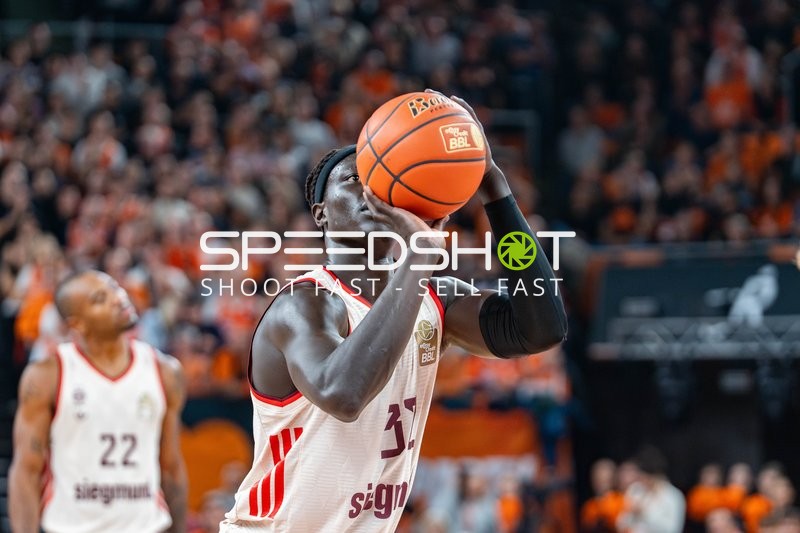 Rokas Jokubaitis (31; FC Bayern Basketball) beim Wurf