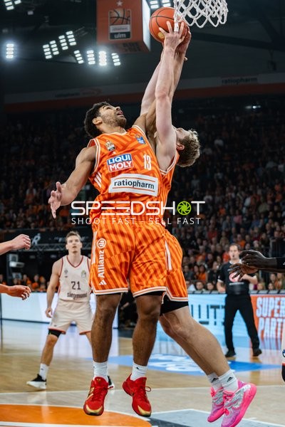 Mark Smith (13; Ratiopharm Ulm) und Justus Hollatz (21; FC Bayern Basketball) kämpfen um den Ball