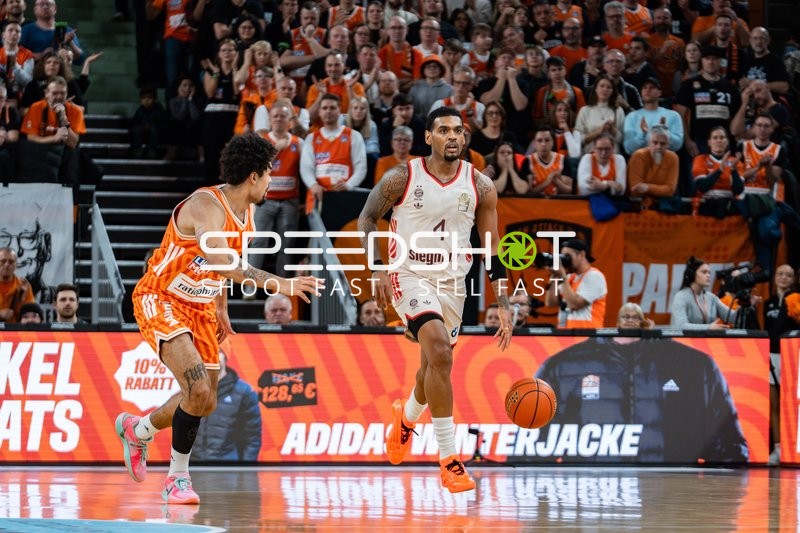 Xavier Rathan-Mayes (4; FC Bayern Basketball) in Aktion