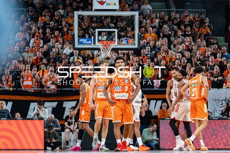 Spielszene mit Mark Smith (13; Ratiopharm Ulm) und Oscar da Silva (1; FC Bayern Basketball)