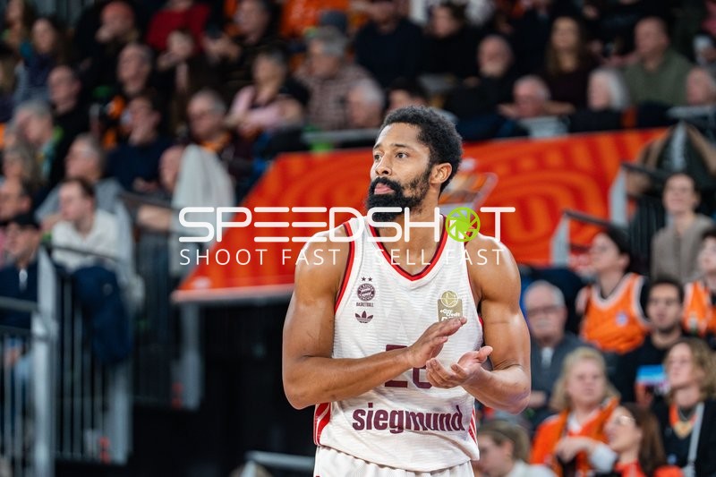Spencer Dinwiddie (26; FC Bayern Basketball) in Aktion
