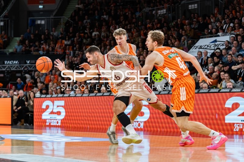 Alec Anigbata (7; Ratiopharm Ulm) und Christian Sengfelder (43; Ratiopharm Ulm) in Aktion