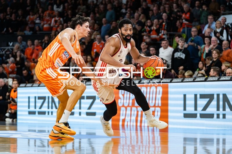 Spencer Dinwiddie (26; FC Bayern Basketball) mit Ball, Alec Anigbata (7; Ratiopharm Ulm) verteidigt