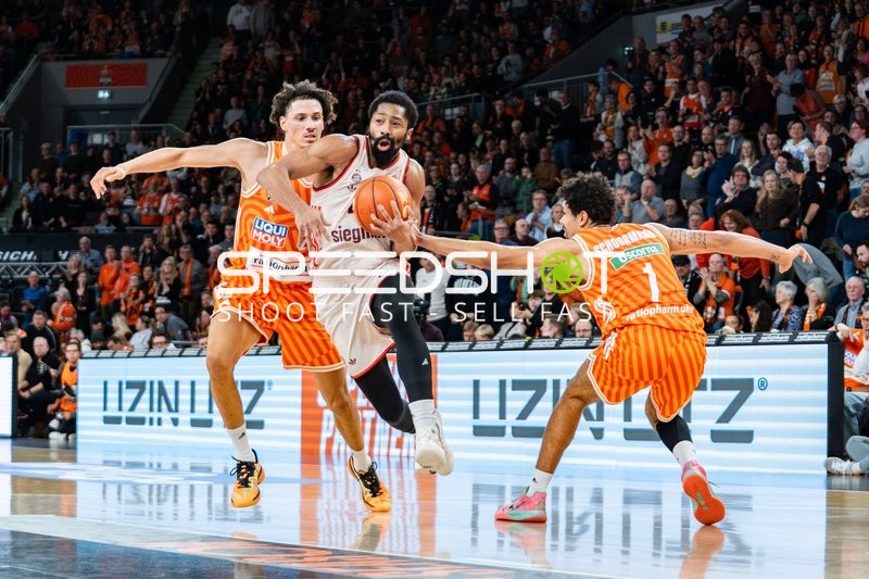 Spielszene mit Alec Anigbata (7; Ratiopharm Ulm) und Spencer Dinwiddie (26; FC Bayern Basketball)