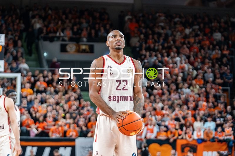 Isiaha Mike (22; FC Bayern Basketball) in Basketball-Situation