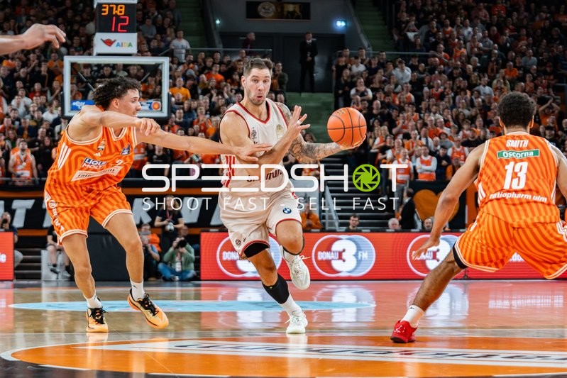 Stefan Jovic (16; FC Bayern Basketball) und Alec Anigbata (7; Ratiopharm Ulm) in Aktion