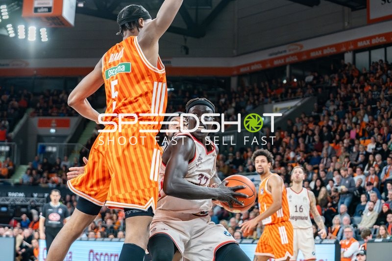 Wenyen Gabriel (32; FC Bayern Basketball) mit Ball, Malik Osborne (10; Ratiopharm Ulm) und Len Schoormann (1; Ratiopharm Ulm) verteidigen