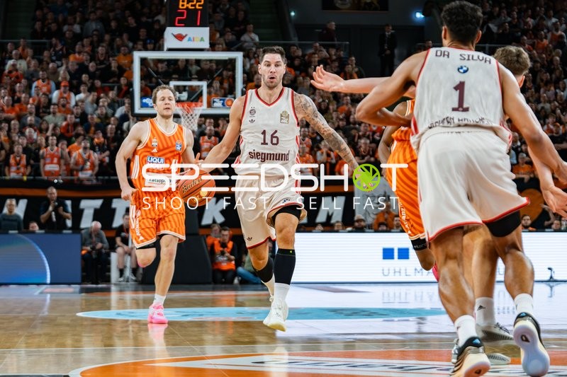 Stefan Jovic (16; FC Bayern Basketball) mit Ball in Aktion