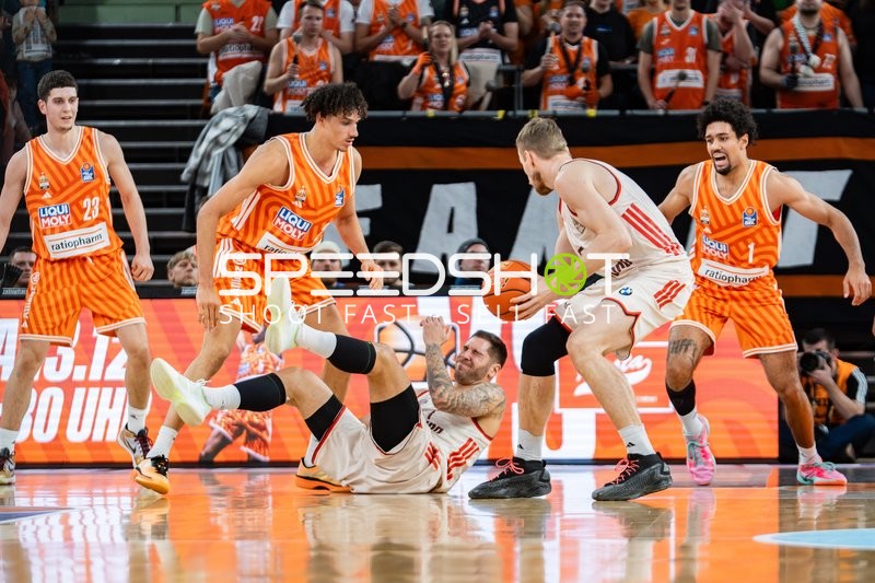 Spielszene mit Diego Garavaglia (23; Ratiopharm Ulm) und Stefan Jovic (16; FC Bayern Basketball)