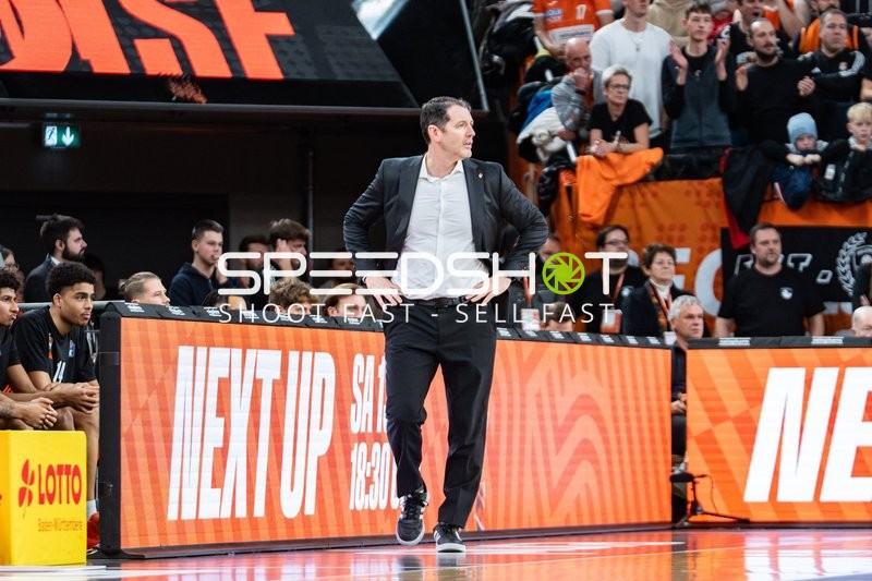 Szene an der Seitenlinie mit Ty Harrelson (999; Ratiopharm Ulm)