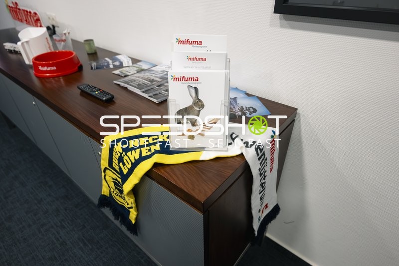 Werbematerial und Fanartikel im Raum