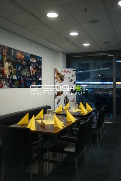 Leere Tische im VIP-Bereich