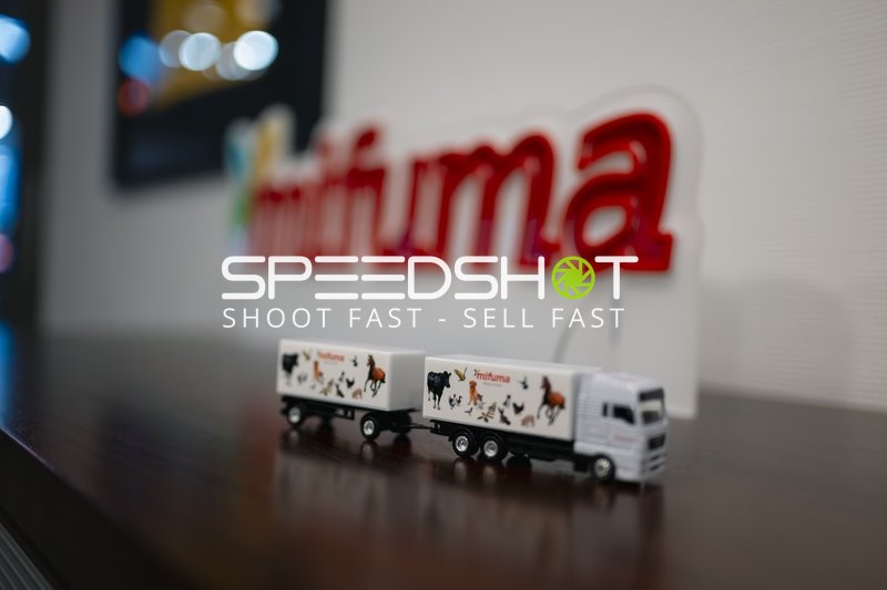 Modell-LKWs vor Werbetafel