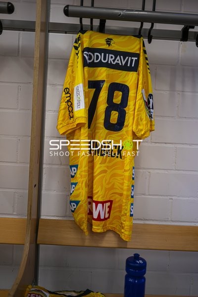 Trikot von Edwin Aspenbäck (78; Rhein Neckar Löwen) im Umkleideraum