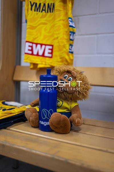 Maskottchen auf der Bank