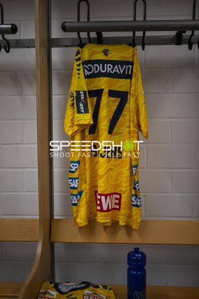 Trikot von Dani Baijens (77; Rhein Neckar Löwen) im Umkleideraum