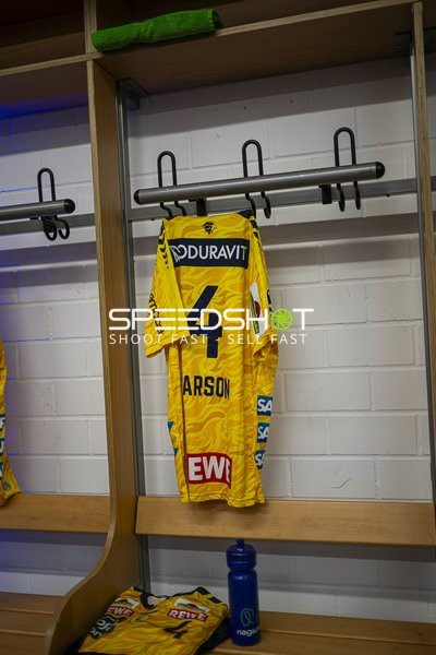 Trikot von Mathias Larson (4; Rhein Neckar Löwen) im Umkleideraum