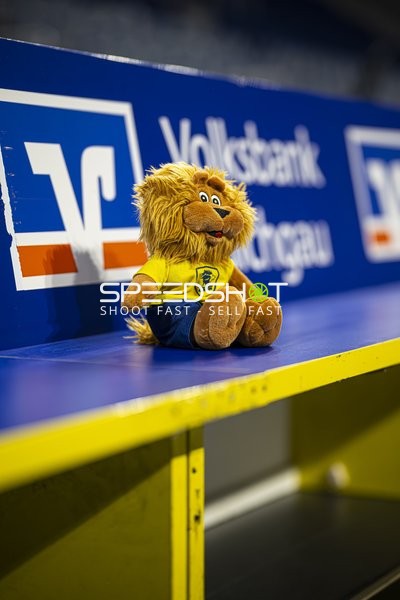 Maskottchen auf der Bank