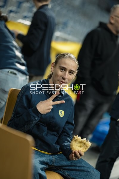 Person zeigt Friedenszeichen