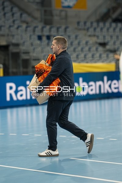 Person Holger Bachert (99; Rhein Neckar Löwen) trägt Ausrüstung