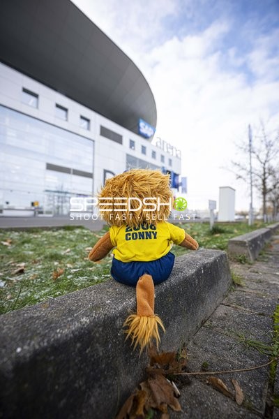 Maskottchen Conny vor der SAP Arena
