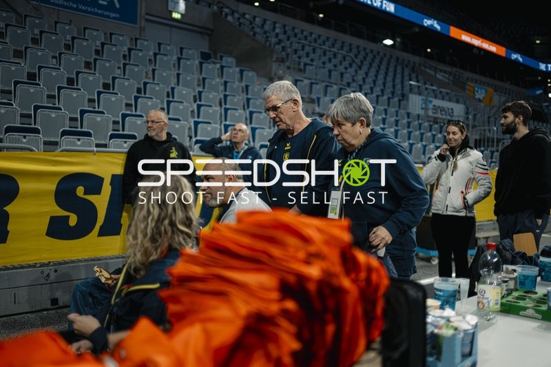 Personen im Gespräch am Spielfeldrand