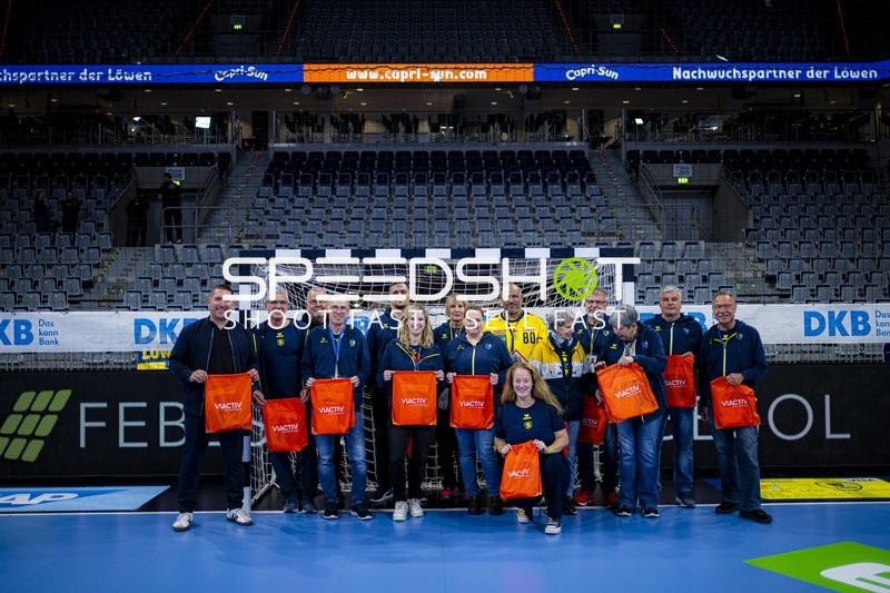 Fans mit Holger Bachert (99; Rhein Neckar Löwen) vor dem Tor