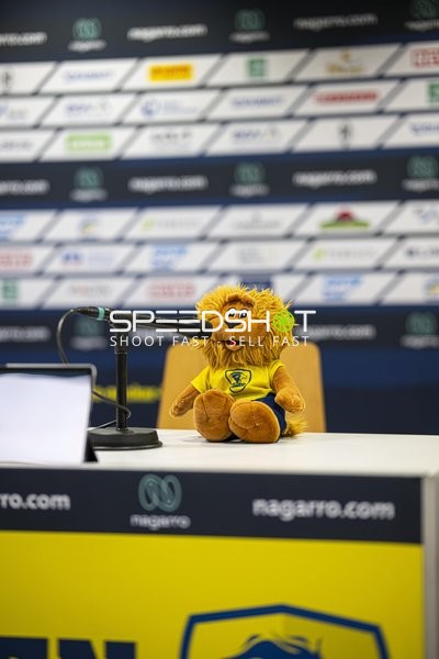 Maskottchen bei Pressekonferenz