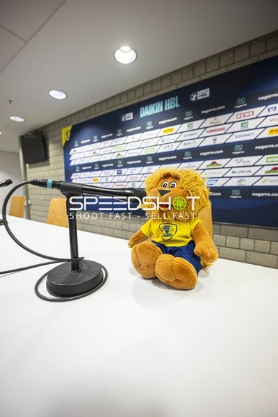Maskottchen bei Pressekonferenz